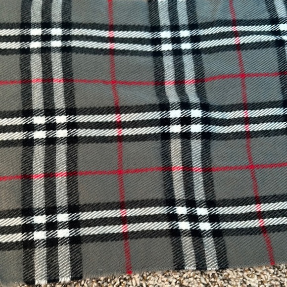 Burberry Gray , Black, and Red Checkered Scarf - Vintage Burberrys. - lambs wool - Picture 12 of 14